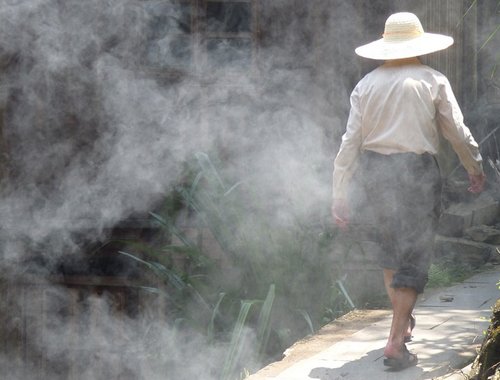 Κινέζος εργάτης ανάμεσα σε καπνούς
